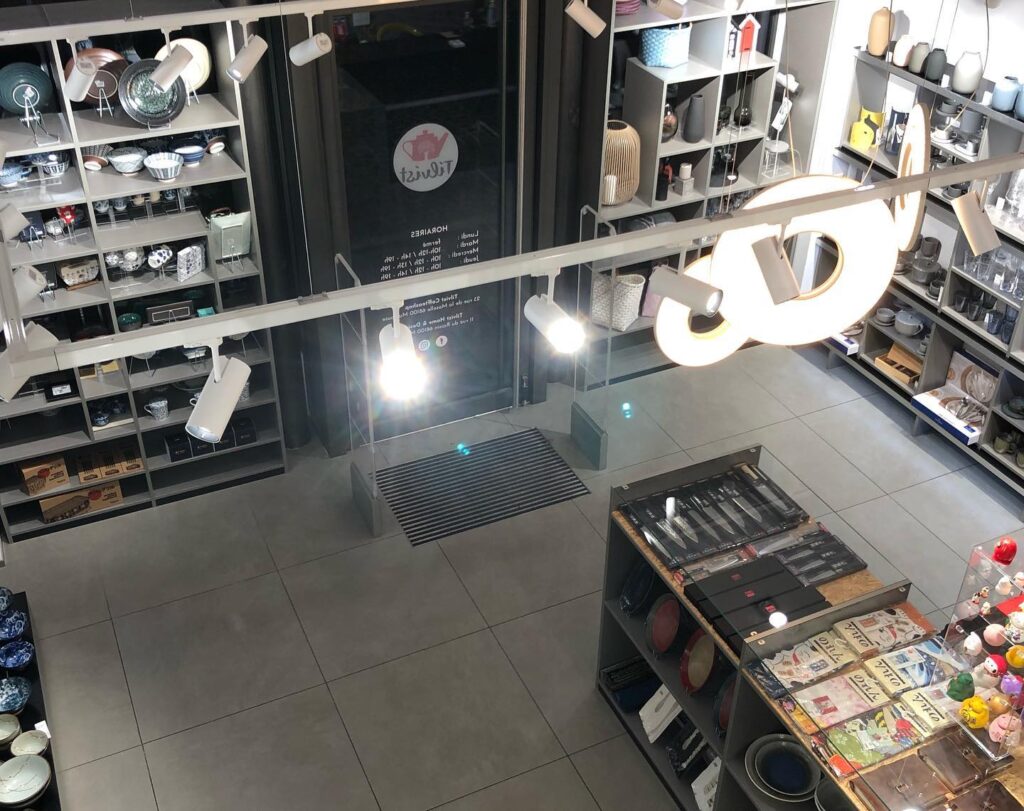 Mise en lumière du magasin TILVIST Home Design à Mulhouse avec des projecteurs orientable SLIM, le module linéaire KARMA de chez PAN et uen suspension IRI S