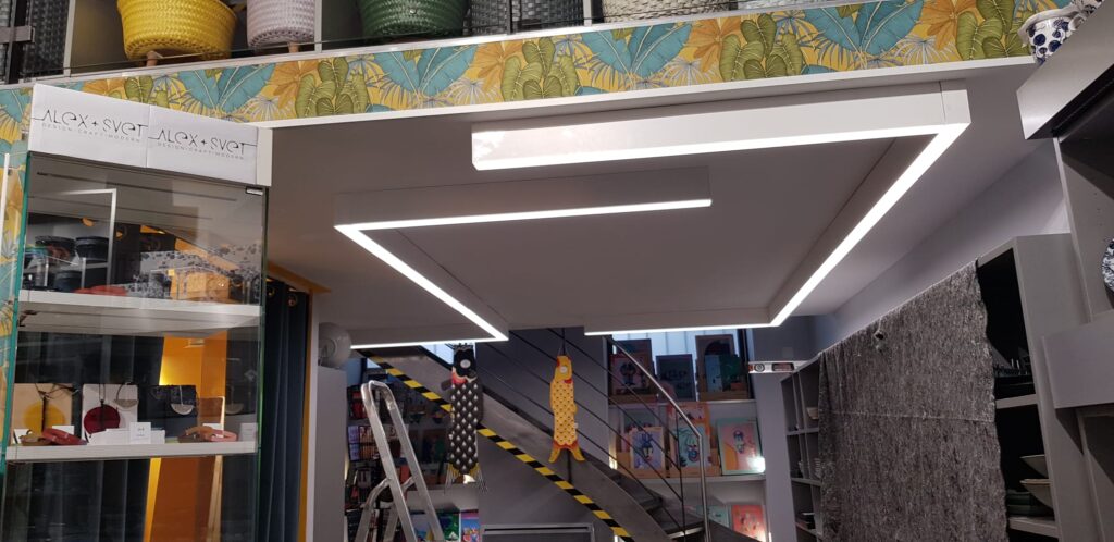 Mise en lumière du magasin TILVIST Home Design à Mulhouse avec des projecteurs orientable SLIM, le module linéaire KARMA de chez PAN et uen suspension IRI S