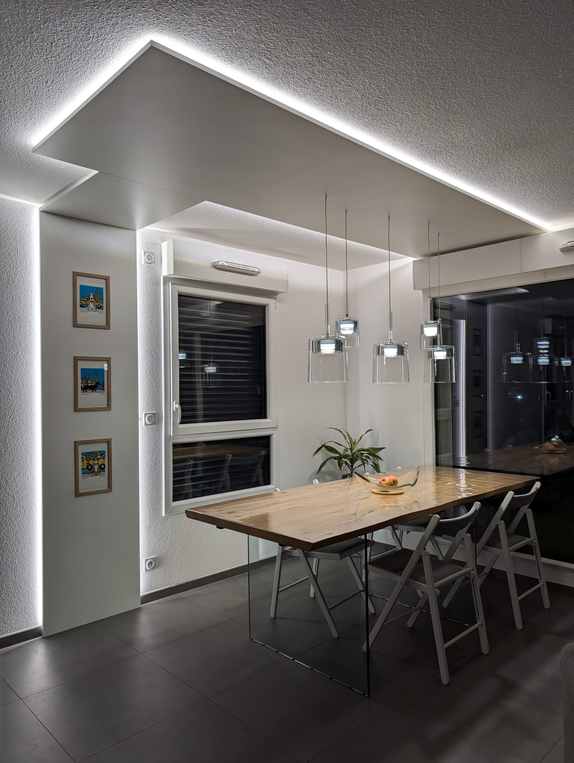 Mise en lumière d'une maison dans le secteur des trois frontières avec des cob line, des suspensions Charme et un plafonnier Ovalli